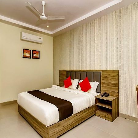 Hotel Capital O 28086 Sindhura Grand Hyderabad Exterior foto